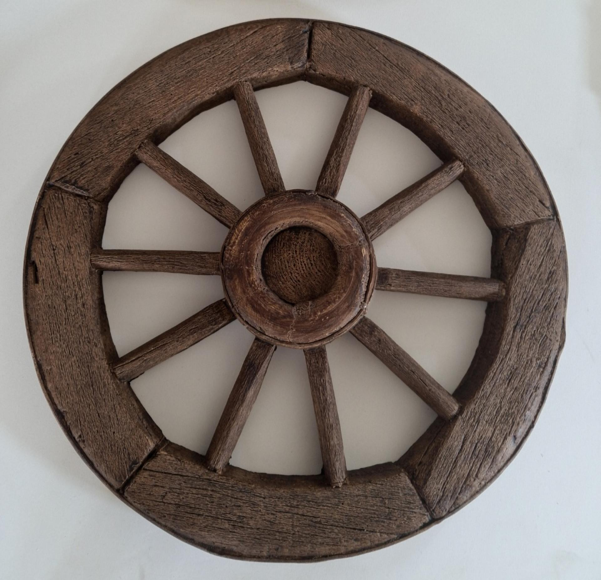 Ruota decorativa in poliuretano con texture legno antico e 12 raggi per decorazioni d'interni rustiche e classiche.