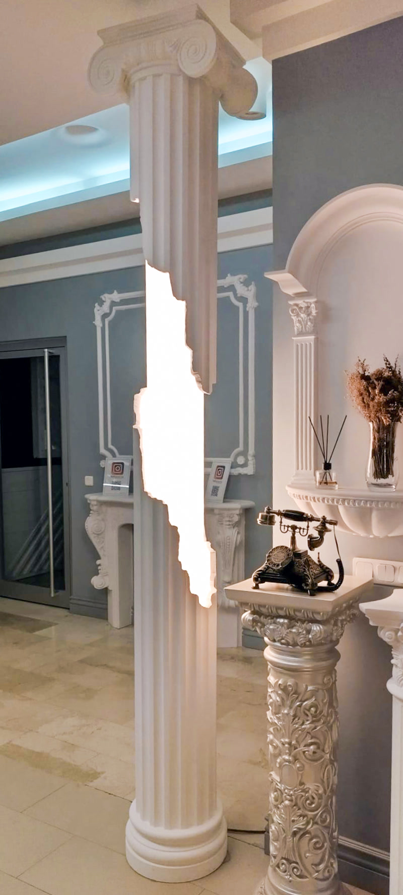 Design d'Ingresso Neo-Classico con Colonne Ioniche Illuminate