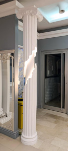 Design d'Interni Drammatico con Colonne Ioniche Illuminate