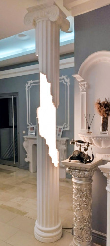 Design d'Ingresso Neo-Classico con Colonne Ioniche Illuminate