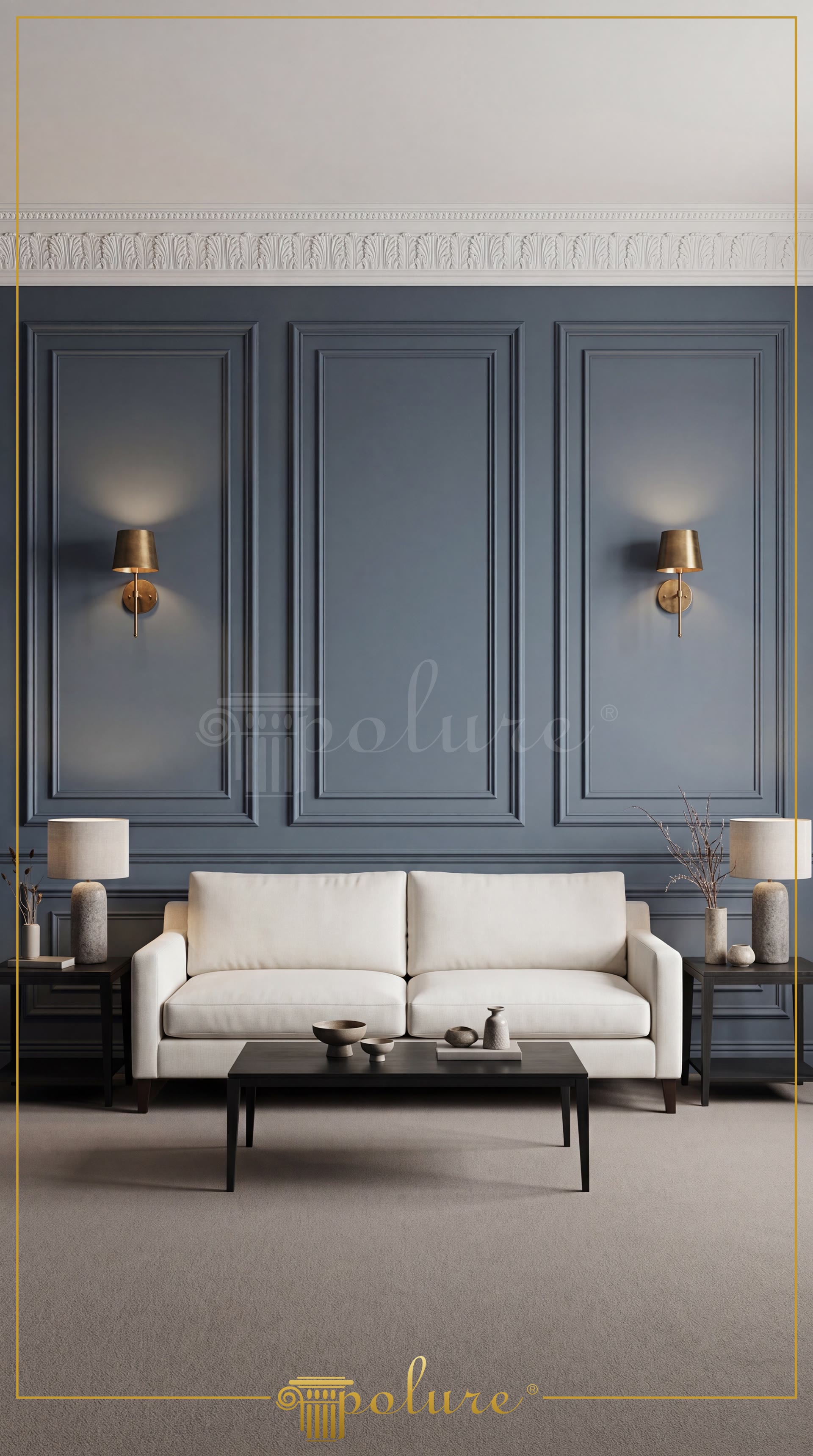 Soggiorno classico-moderno con pareti blu scuro, applique dorate, divano crema e cornice in poliuretano P81160.
