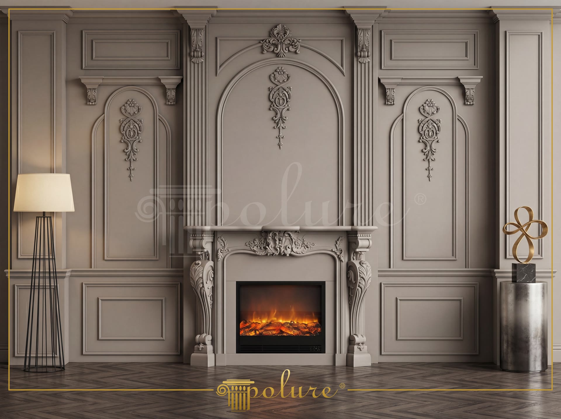 Arredamento lussuoso di un salone con camino in poliuretano, decorazioni murali classiche e divano color crema.