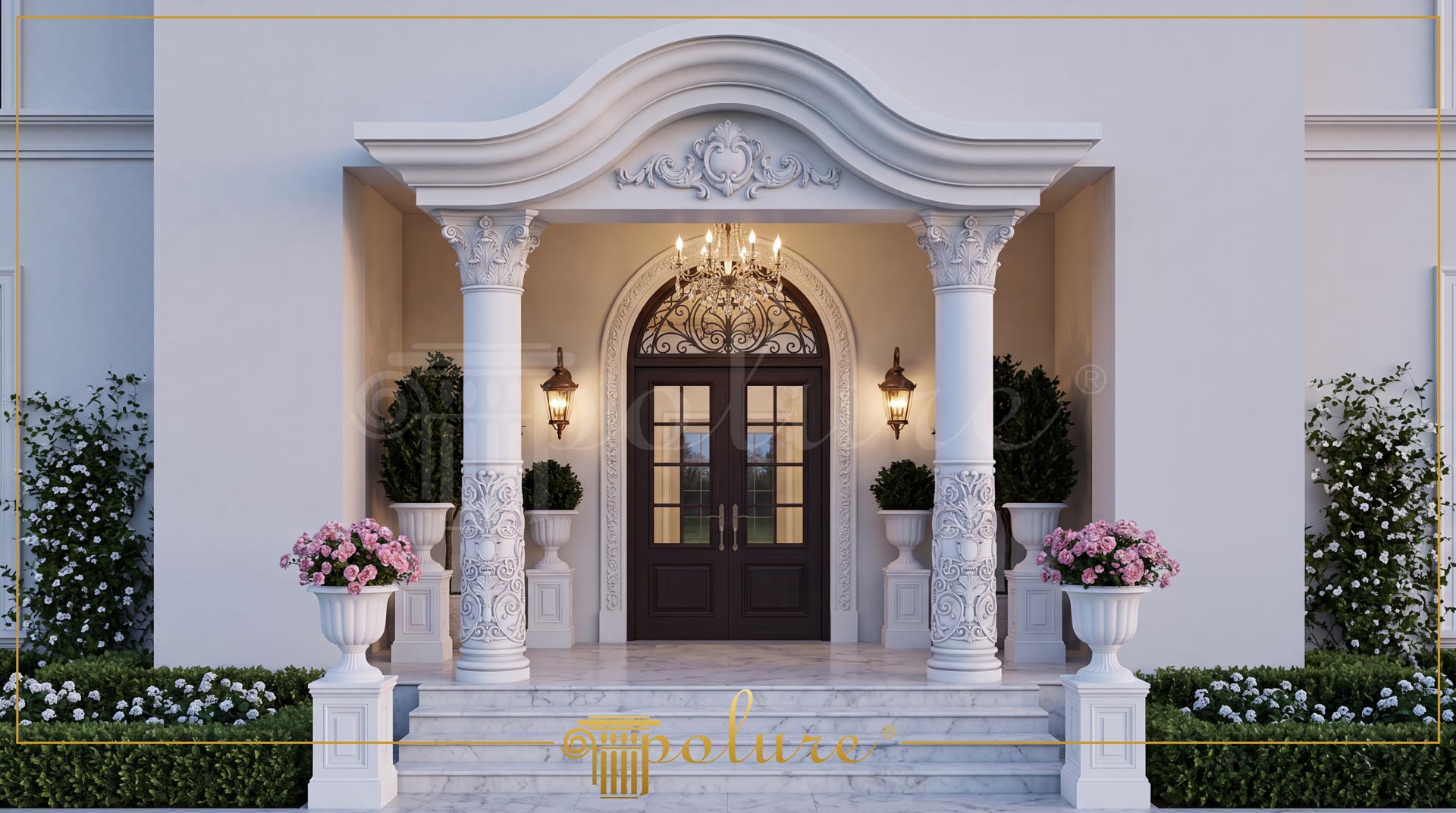 Portone d'ingresso neoclassico di una villa bianca, decorato con colonne e timpano ad arco in poliuretano.