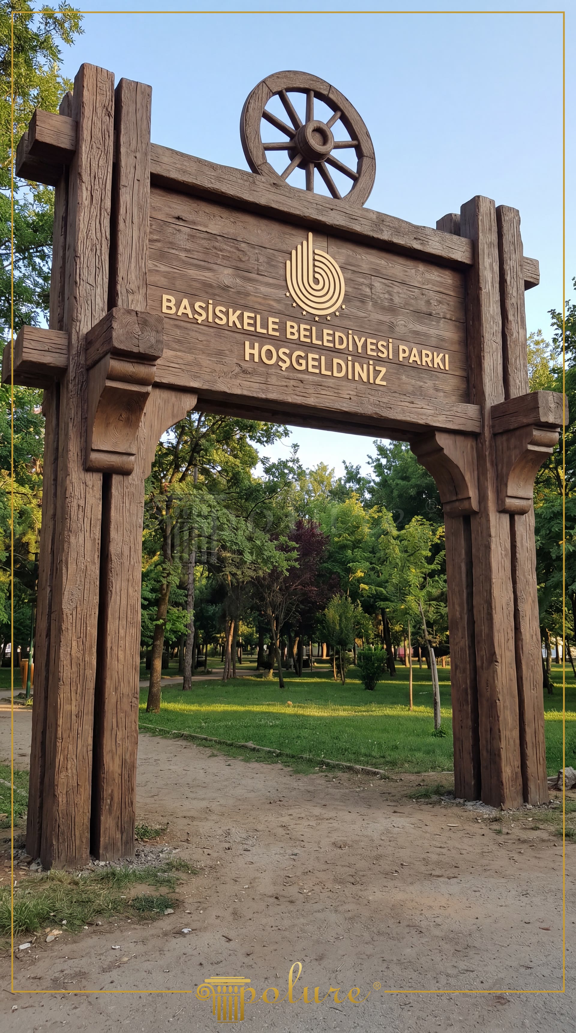 Poliüretan ahşap görünümlü rustik kiriş ve kütükler ile inşa edilmiş kemerli park giriş kapısı tasarımı.