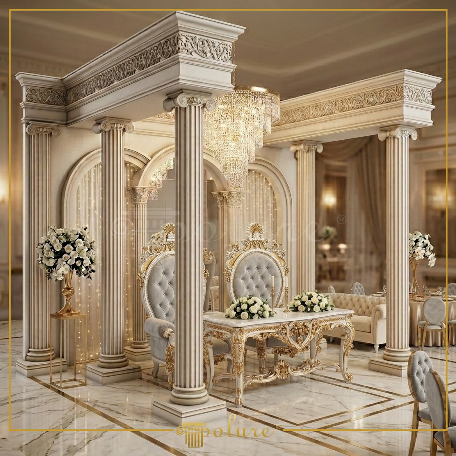Ingresso sala matrimoni classica con decorazioni in poliuretano, bianco/oro; colonne ornate, archi, lampadario, sedie capitonné.