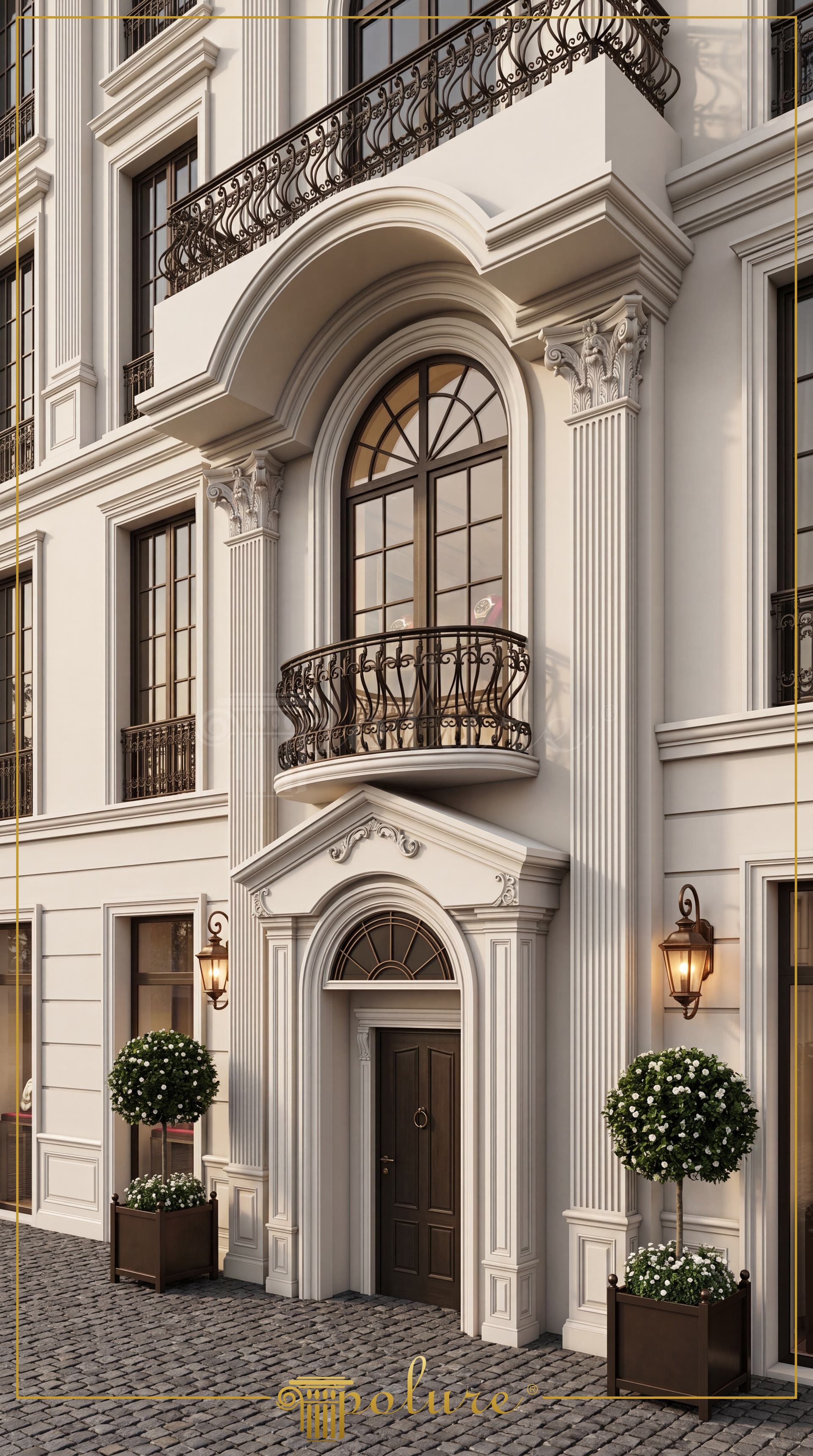 Portone d'ingresso neoclassico bianco decorato con cornici, lesene e archi in poliuretano per facciate esterne.