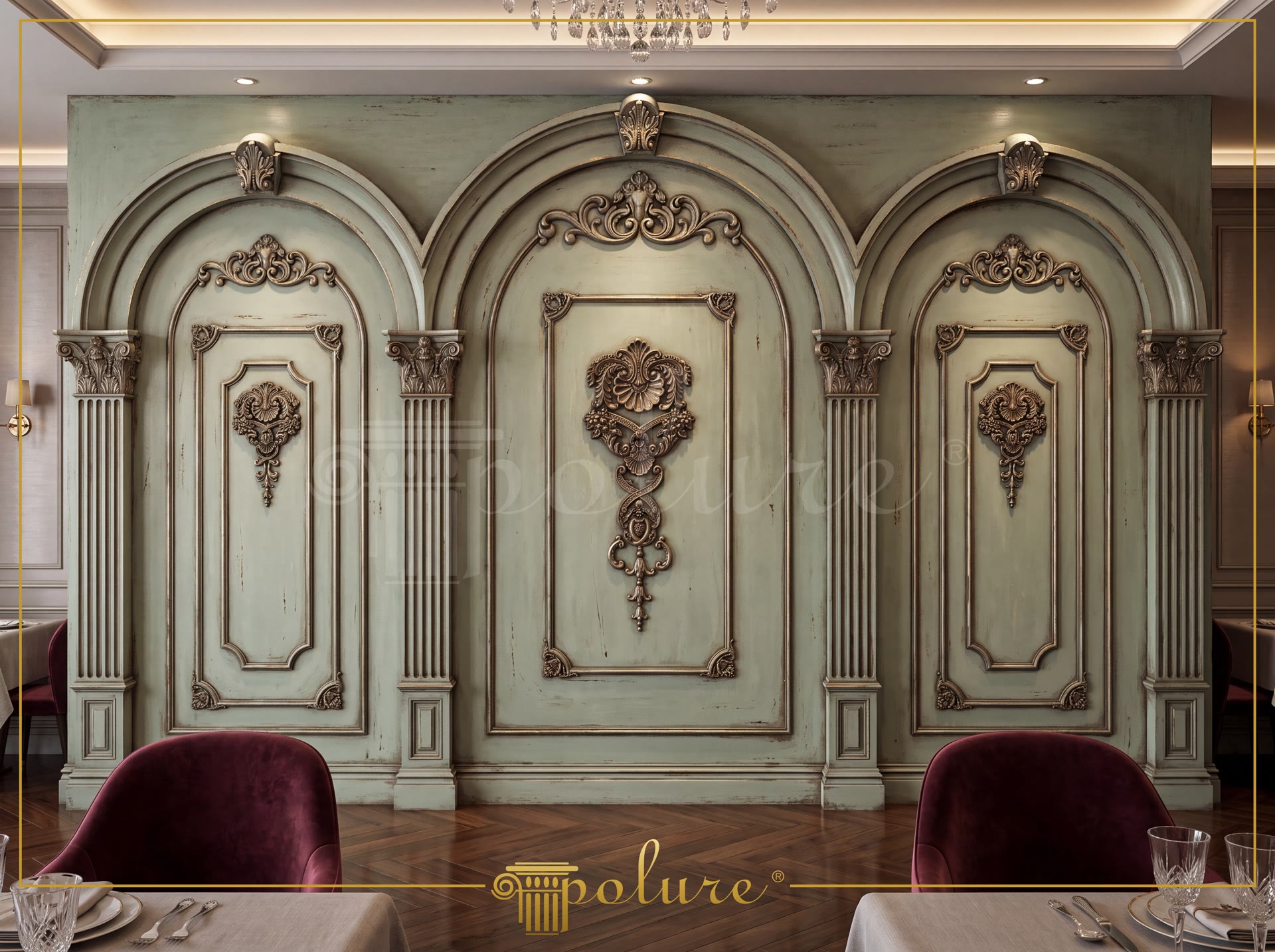 Parete di un salone neoclassico decorata con archi, lesene e cornici in poliuretano con finitura verde effetto anticato.