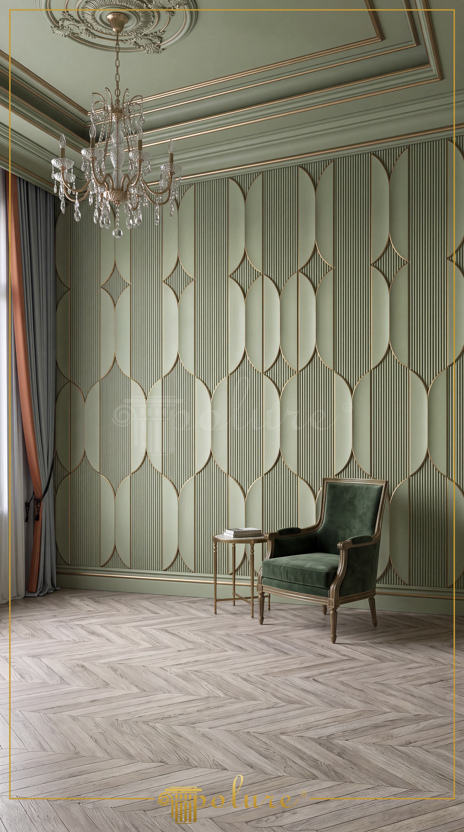 Rivestimento pareti in poliuretano verde, classica poltrona bergère verde e lussuoso soggiorno con lampadario di cristallo.