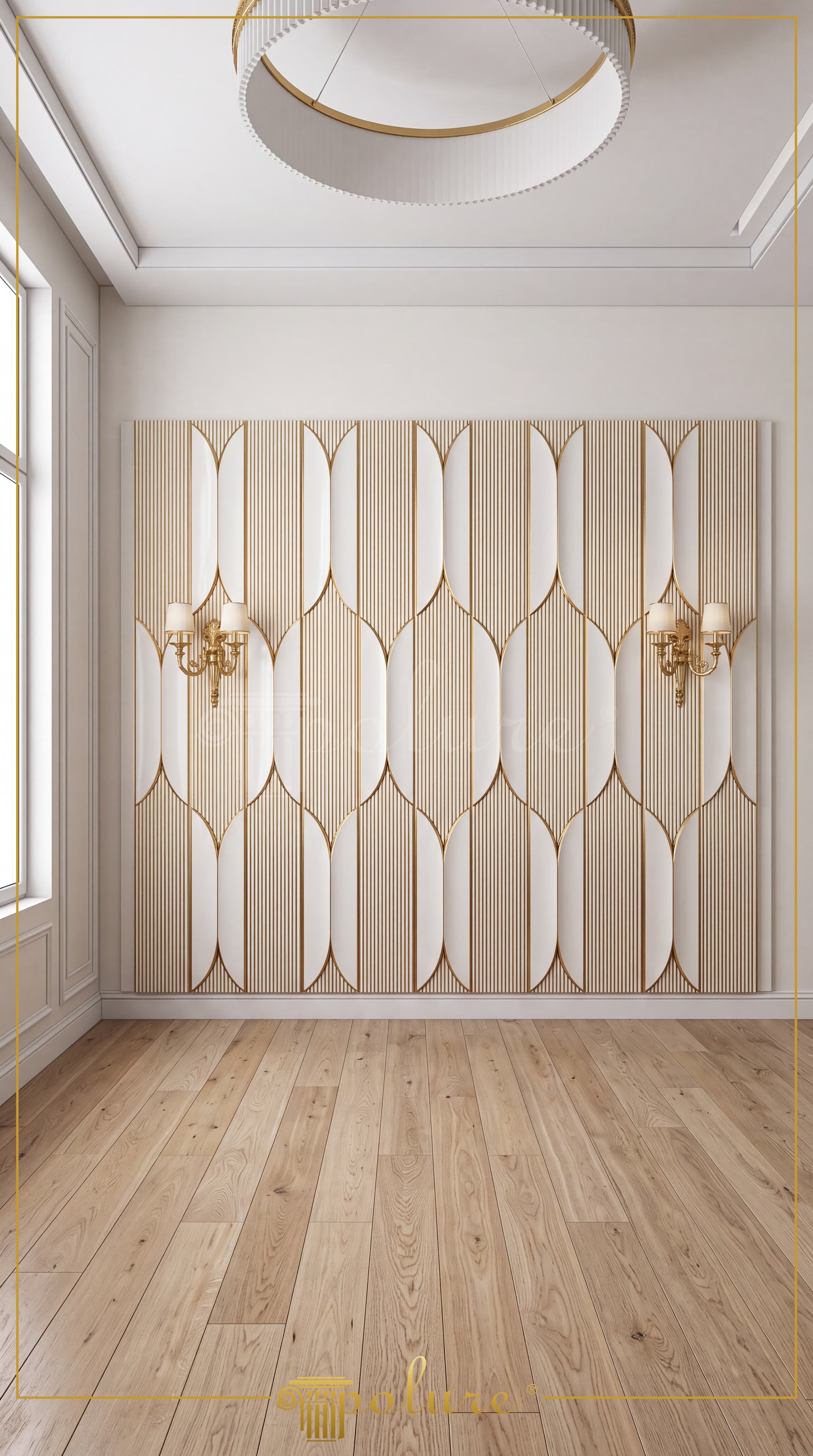 Parete classica da soggiorno decorata con pannelli in poliuretano bianco e oro e due applique simmetriche in ottone.