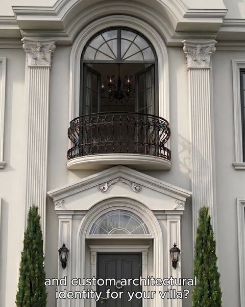 Applicazione di colonna e profilo attorno alla porta d'ingresso della villa