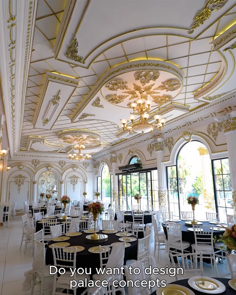 Cornice al soffitto rivestita in oro e ornamenti di colonna nella sala di ricezione