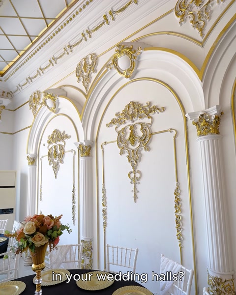 Ornamenti murali con motivo floreale rivestiti in oro nel corridoio ad arco