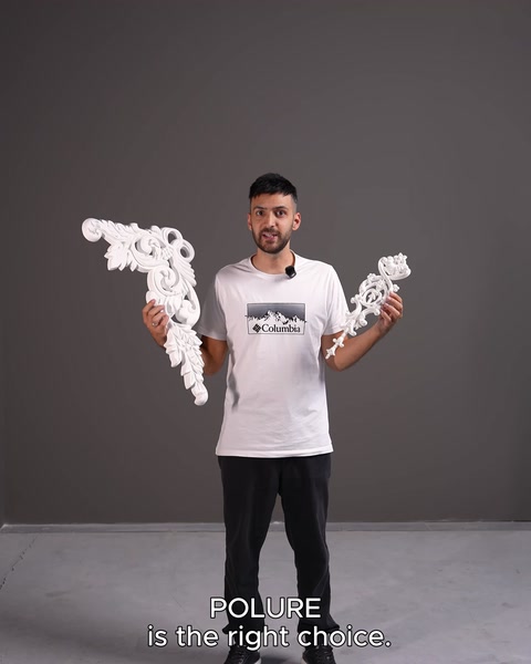 Presentatore che tiene in mano campioni di prodotti decorativi in poliuretano bianco