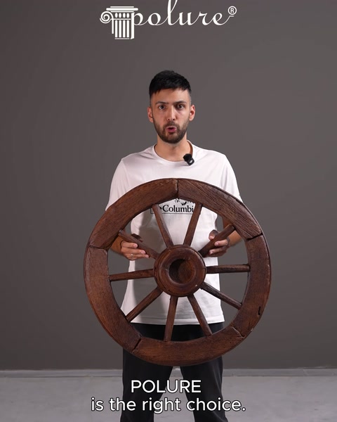 Presentatore che tiene in mano il prodotto decorativo a ruota dall'aspetto ligneo