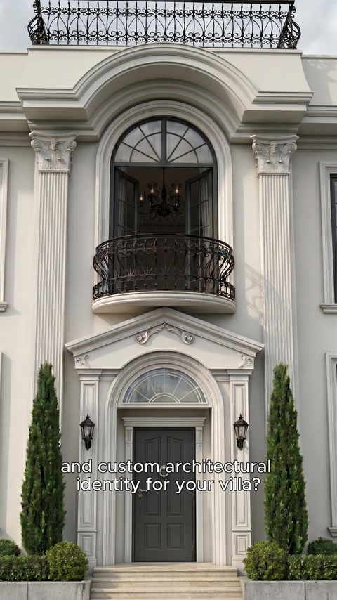 Dettagli di colonne, frontone e ringhiera del balcone all'ingresso di una villa con archi