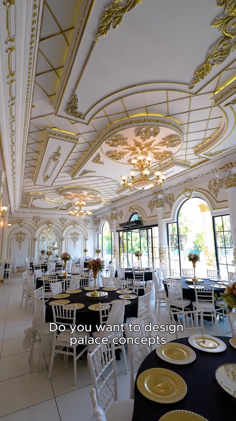 Cornici decorative, colonne e ornamenti dorati sul soffitto di una sala per ricevimenti