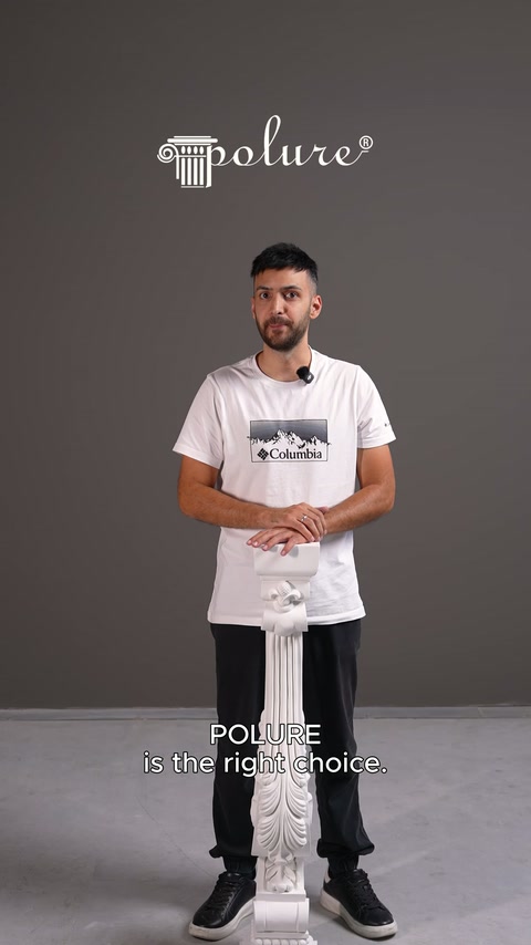 Lo studio mostra un frammento di colonna decorativa con motivi in rilievo disposto verticalmente