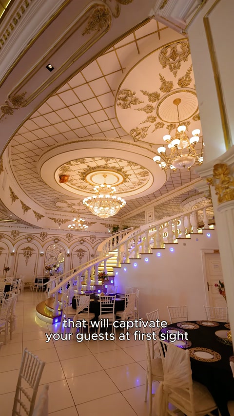 Nel salone con scale sono presenti rosoni circolari al soffitto, lampadari e divisori a listelli