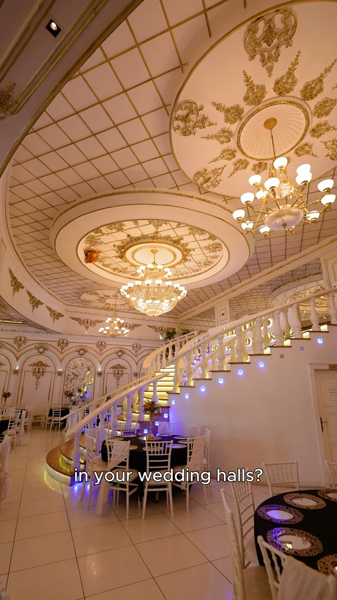 La scala curva dell'elegante salone è presentata insieme ai rosoni lavorati del soffitto