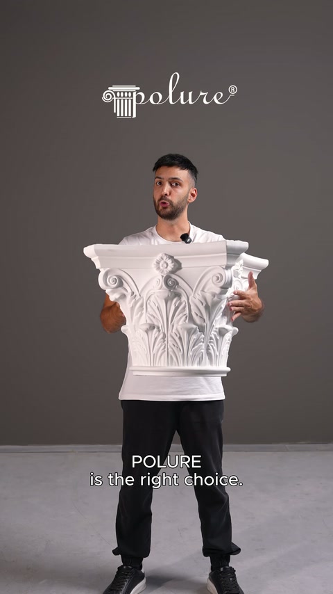 I rilievi fogliari del grande capitello decorativo sono visibili frontalmente nell'ambiente dello studio