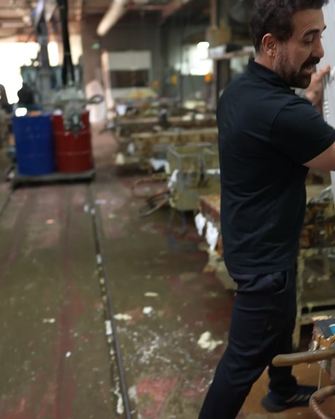 Presenter walks along injection line between mould tables