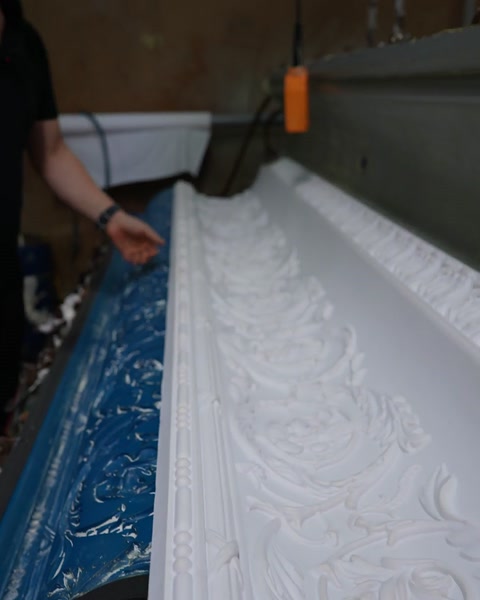 Cornice edge meeting aluminium mould wall after opening