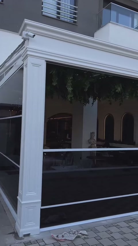 Uygulanmış dış cephede sütunlar ve katmanlı üst profiller görülüyor