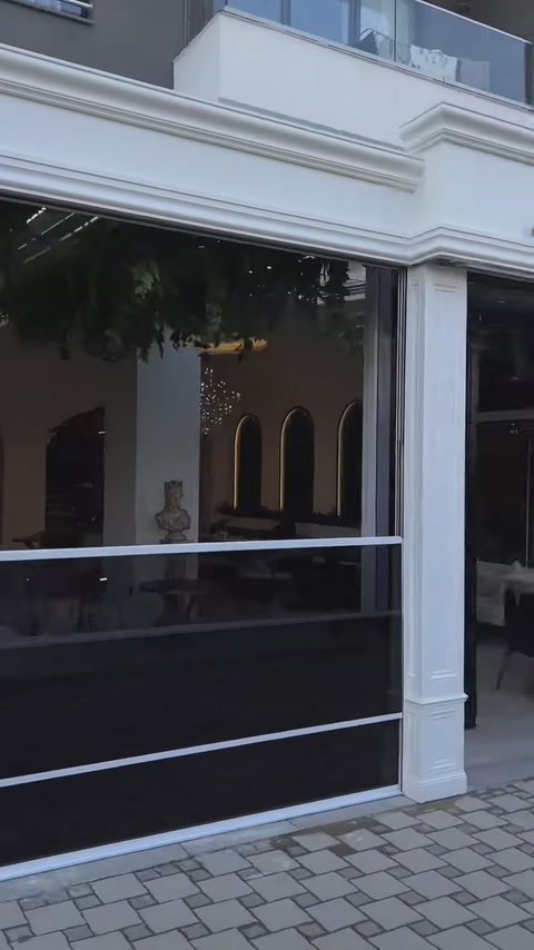 İşletme girişinde tamamlanan sütunlu çerçeve ve geniş korniş sergileniyor