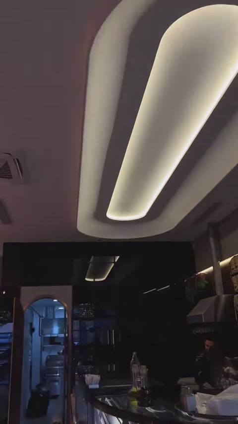 Tavandaki kavisli havuz uygulaması gizli aydınlatmayla vurgulanıyor