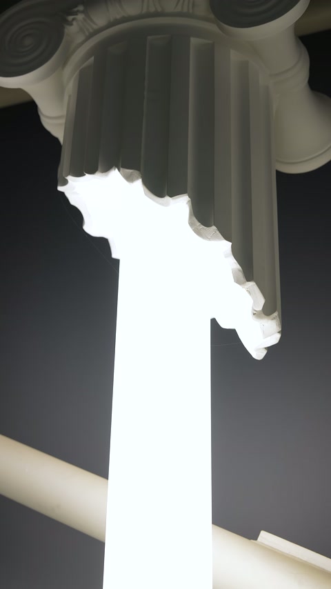 Fluted column capital combined with bright plexiglass body display