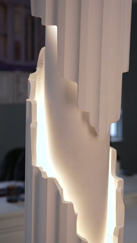 Edge structure of illuminated plexiglass piece installed on fluted column