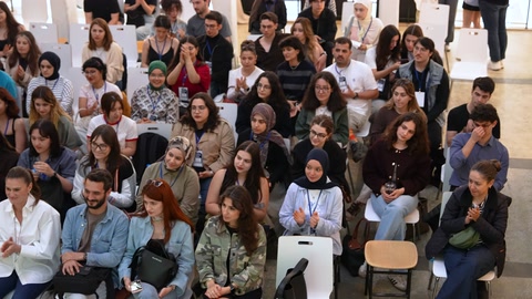 Etkinlik sonunda öğrenciler ve konuşmacılar toplu çekimde buluşuyor