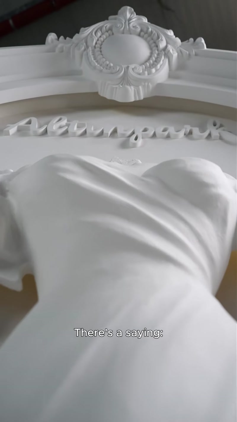 Arco in poliuretano personalizzato con rilievo di abito da sposa illuminato
