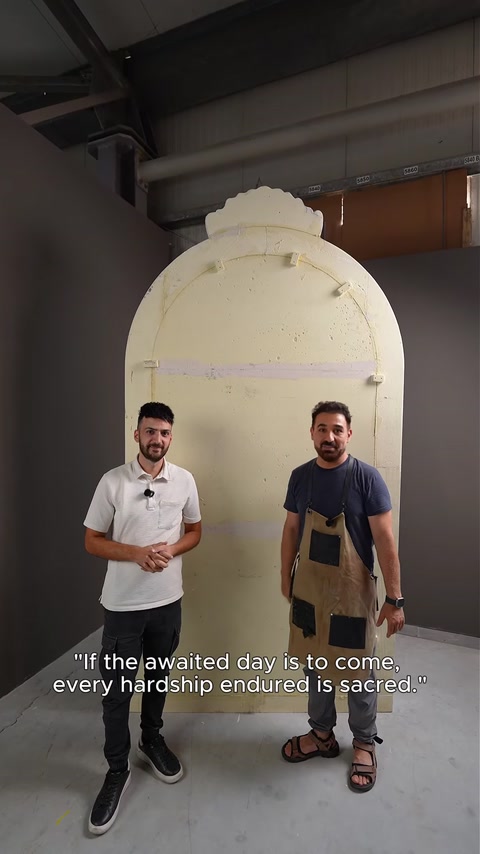 Due artigiani ispezionano uno stampo di arco grezzo non rifinito prima della finitura.