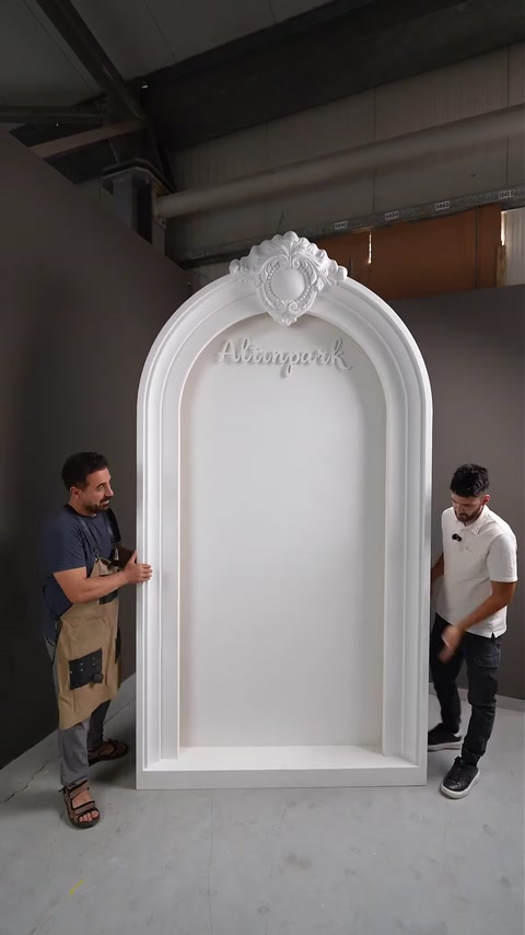 Nicchia di arco in poliuretano bianco vuota colata, pronta per il rilievo dell'abito.