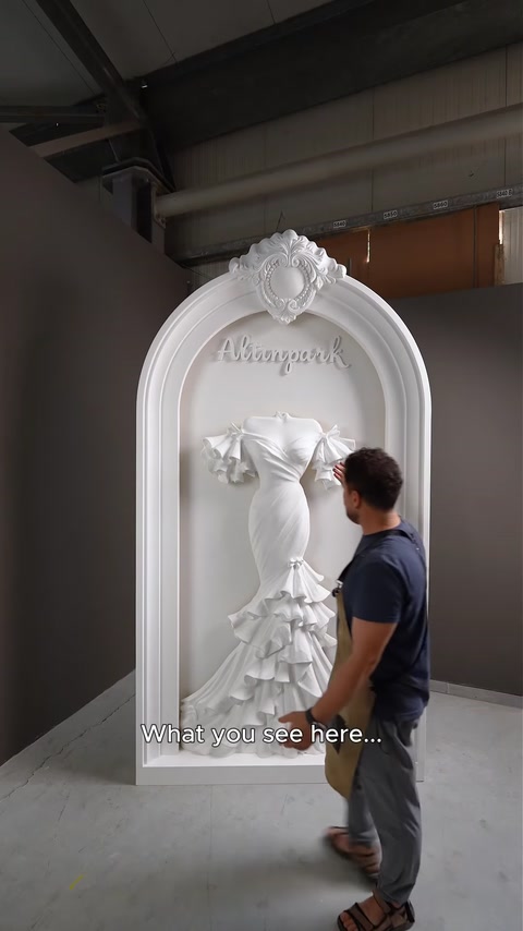 Arco in poliuretano assemblato con rilievo di abito da sposa all'interno di un'impostazione di fabbrica.