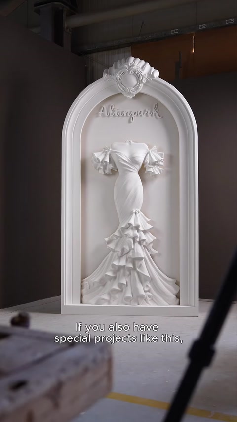 Arco in poliuretano bianco opaco autonomo con rilievo di abito da sposa, non illuminato, vista in studio.