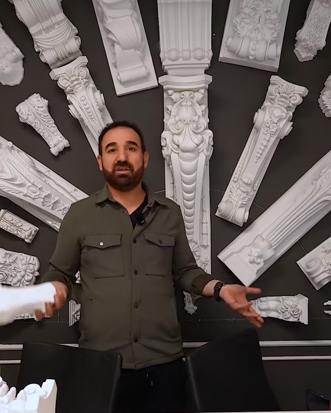 Uomo che tiene un minuscolo pezzo di capitello per il confronto delle dimensioni