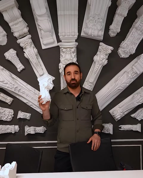 Uomo che si trova accanto a un muro di capitelli che spiega la gamma di dimensioni del prodotto