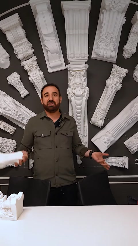 Uomo che tiene un minuscolo pezzo di capitello per il confronto delle dimensioni