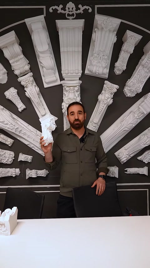 Uomo che si trova accanto a un muro di capitelli che spiega la gamma di dimensioni del prodotto