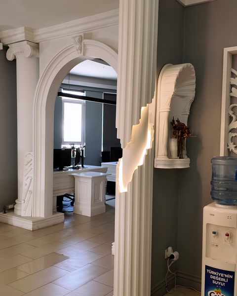 Ingresso ad arco con colonne che conduce all'area salotto e reception del salone