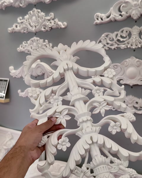 Mano che tocca un pannello applique murale decorativo intagliato nel salone