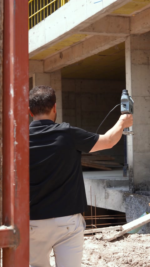 Yapının kaba inşaat açıklığı el tipi cihazla ölçülüyor