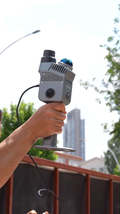 Uno scanner tridimensionale portatile viene posizionato all'aperto