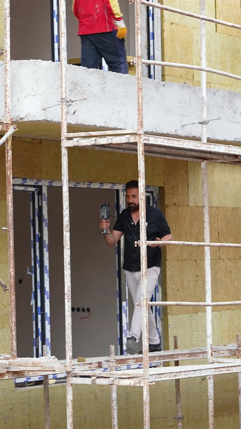 L'area intorno a una porta su una facciata con ponteggio viene registrata con un dispositivo di scansione