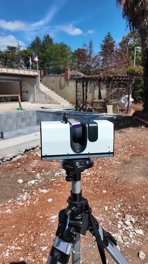 Uno scanner su treppiede registra l'area di cantiere intorno a una piscina