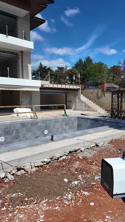 Viene scansionata l'attuale vista del cantiere dell'area esterna con piscina