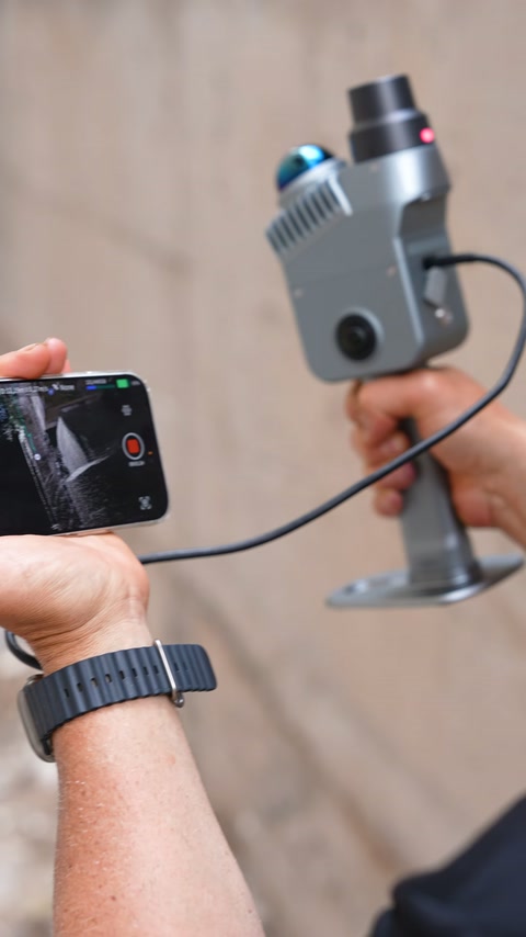 El tipi tarayıcı, bağlı telefonla birlikte yakın planda inceleniyor.