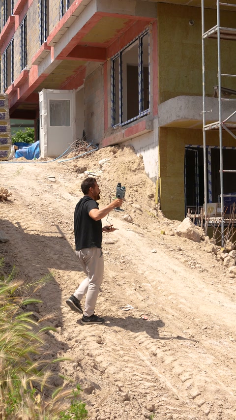 Operatör, kazı alanındaki yapı cephesini tarayıcıyla adım adım kaydediyor.